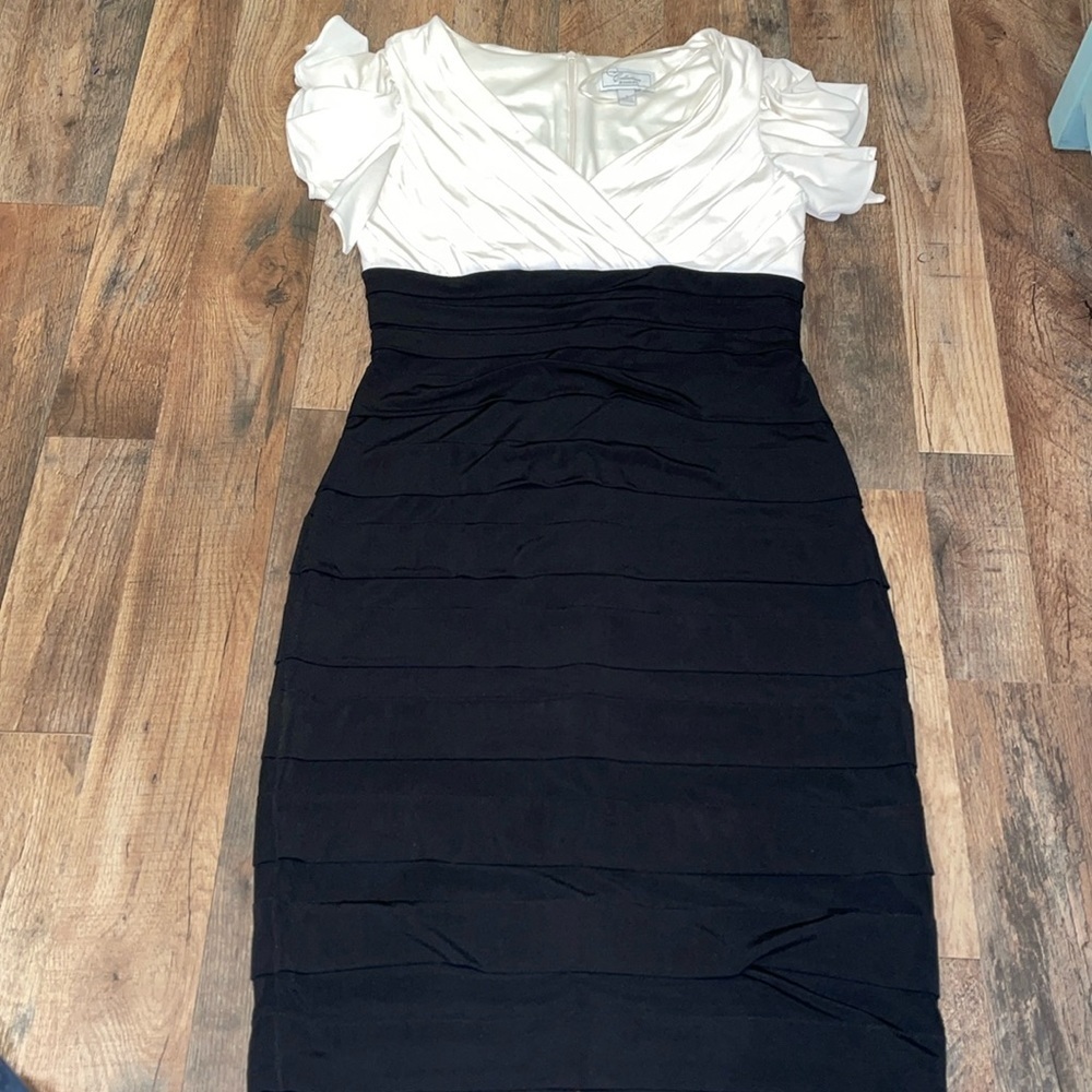 Dress Barn Vintage Black and White Short Sleeve Dress.  Size 6.